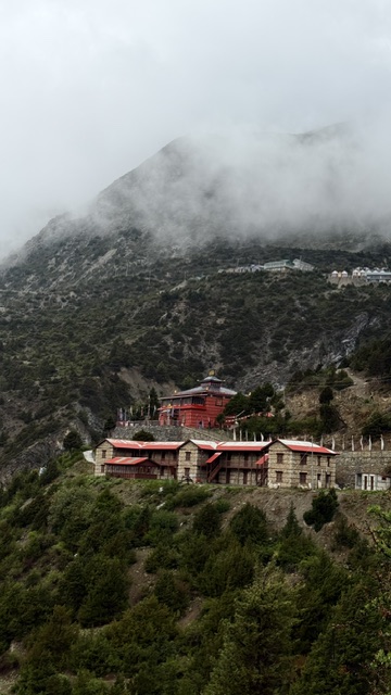 monastery-along-annapurna-circuit