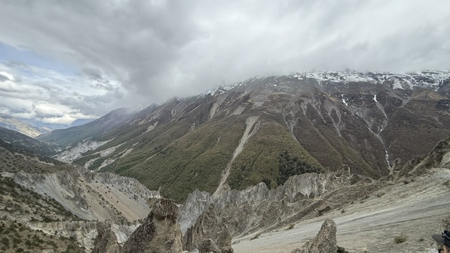rocky-narrow-trail-way-to-tilicho-lake-trek