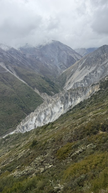 steep-mountain-path-tilicho-lake-annapurna-circuit